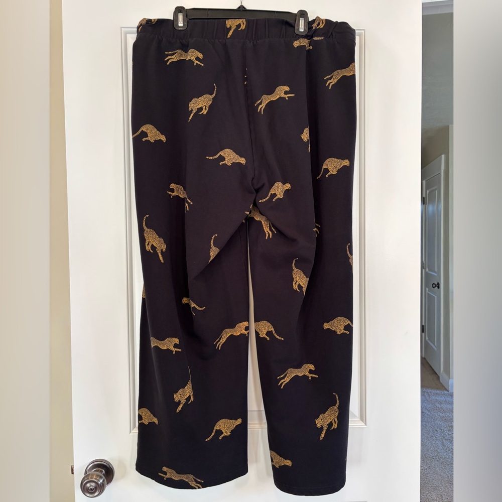 Torrid - Super Soft Fleece Black Cheetah Raglan Sweatshirt + Pant SET - 2X - Picture 9 of 11